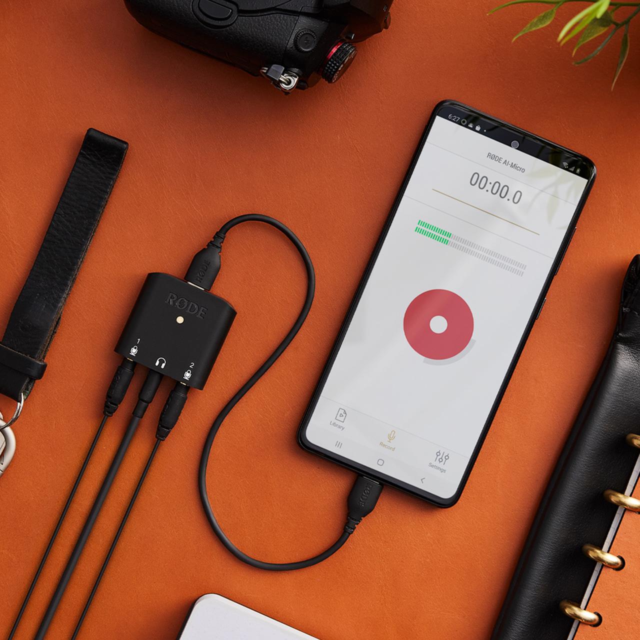 Moment Rode SC22 0 3m USB C to USB C Cable lifestyle 01