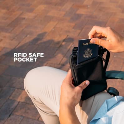 Moment ACTPCH BLK 01 Nomatic Access Pouch lifestyle 05