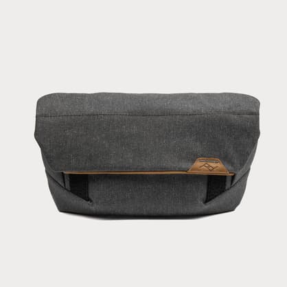 Moment Peak Design BP CH 2 The Field Pouch V2 Charcoal 01
