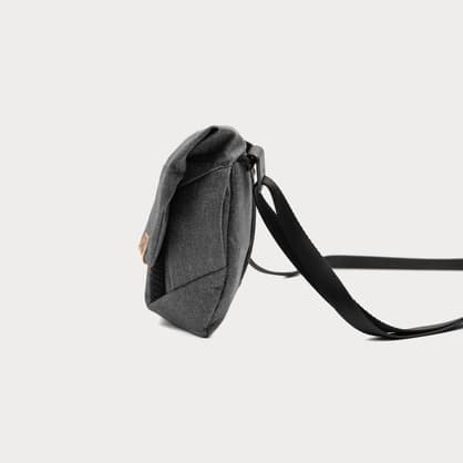Moment Peak Design BP CH 2 The Field Pouch V2 Charcoal 05