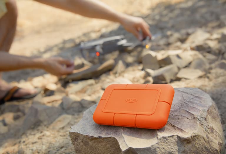 Moment La Cie Rugged SSD 1 T Lifestyle 03