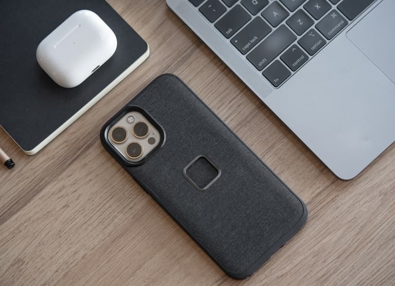 Moment Peak Design M LC BA CH 1 Mobile Everyday Loop Case i Phone 14 Max Charcoal Lifestyle