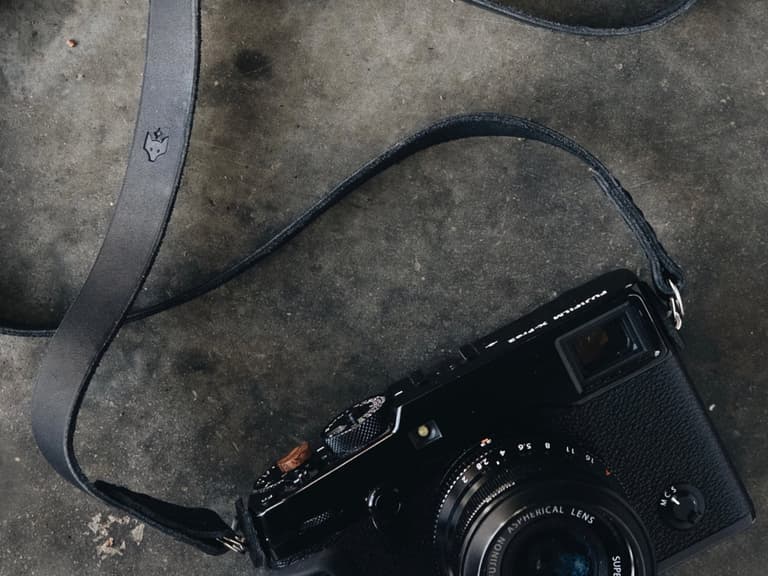Moment Clever Supply Minimal Camera Strap Black lifestyle 01