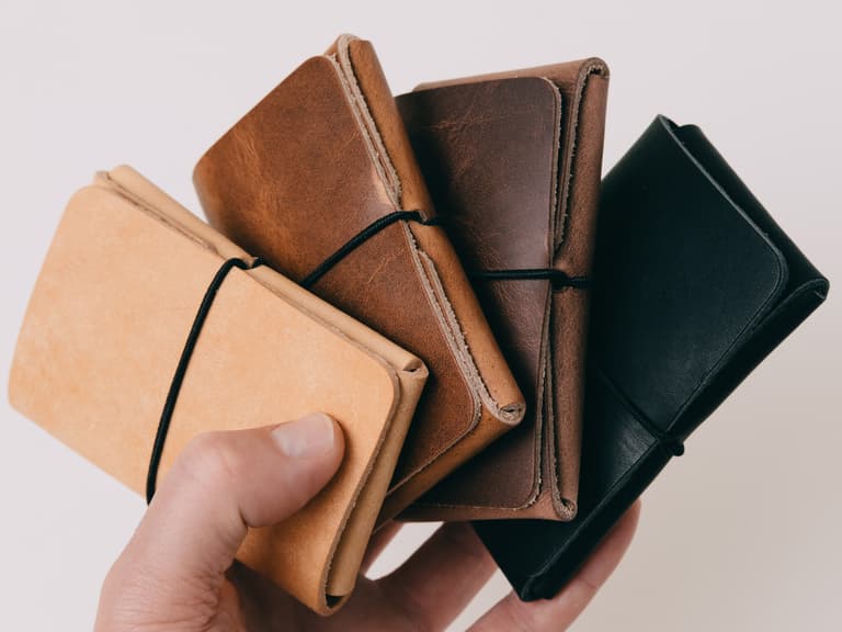 Moment Clever Supply Minimalist Wallet Natural lifestyle 02