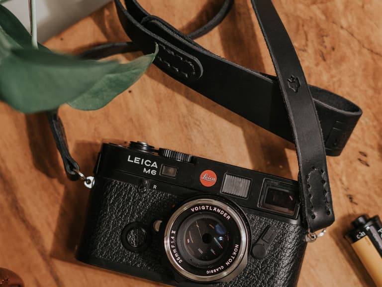 Moment Clever Supply Traditional Camera Strap Black lifestyle 02