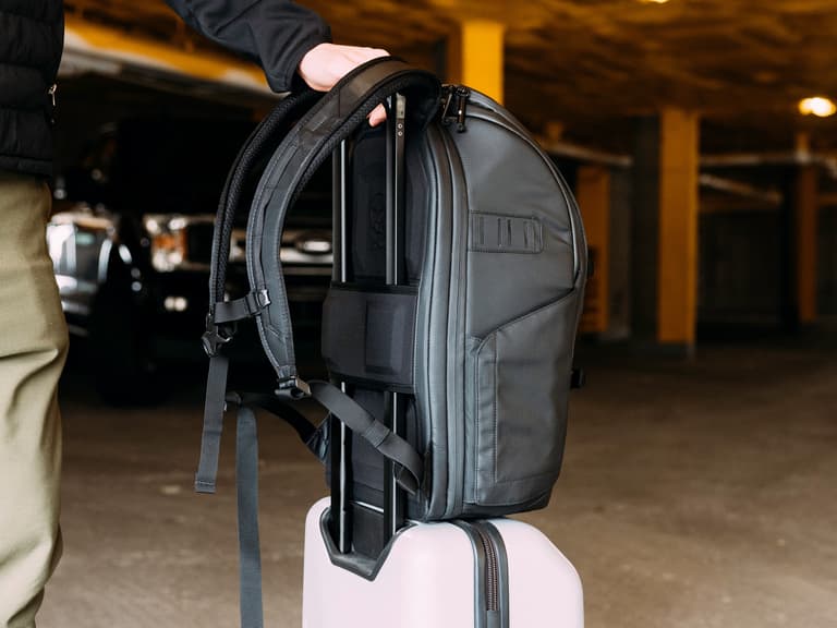 Moment Nomatic PMPLAD BLK 01 Mc Kinnon Camera Backpack 25 L lifestyle 09