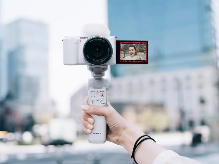 Moment Sony GPVPT2 BT W Wireless Shooting Grip lifestyle 01 0001 GPVPT2 BTW white ZVE10 white SELP1650 selfie2