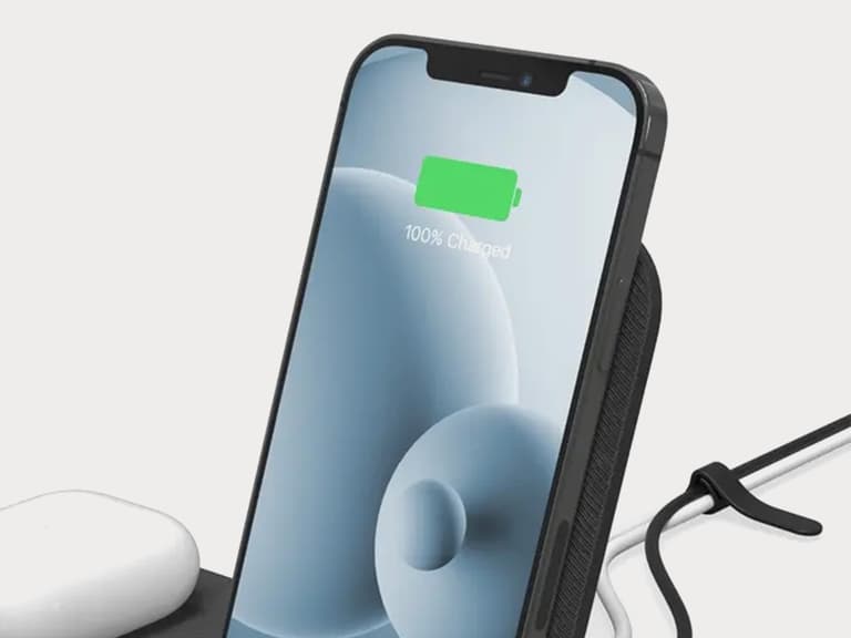 Moment mophie 401305840 Wireless Charging Stand Plus Pad lifestyle 03